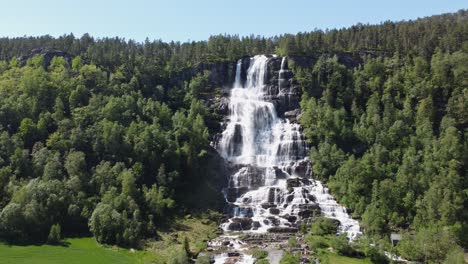 vista aérea de movimiento ascendente distante de tvindefossen en voss - noruega