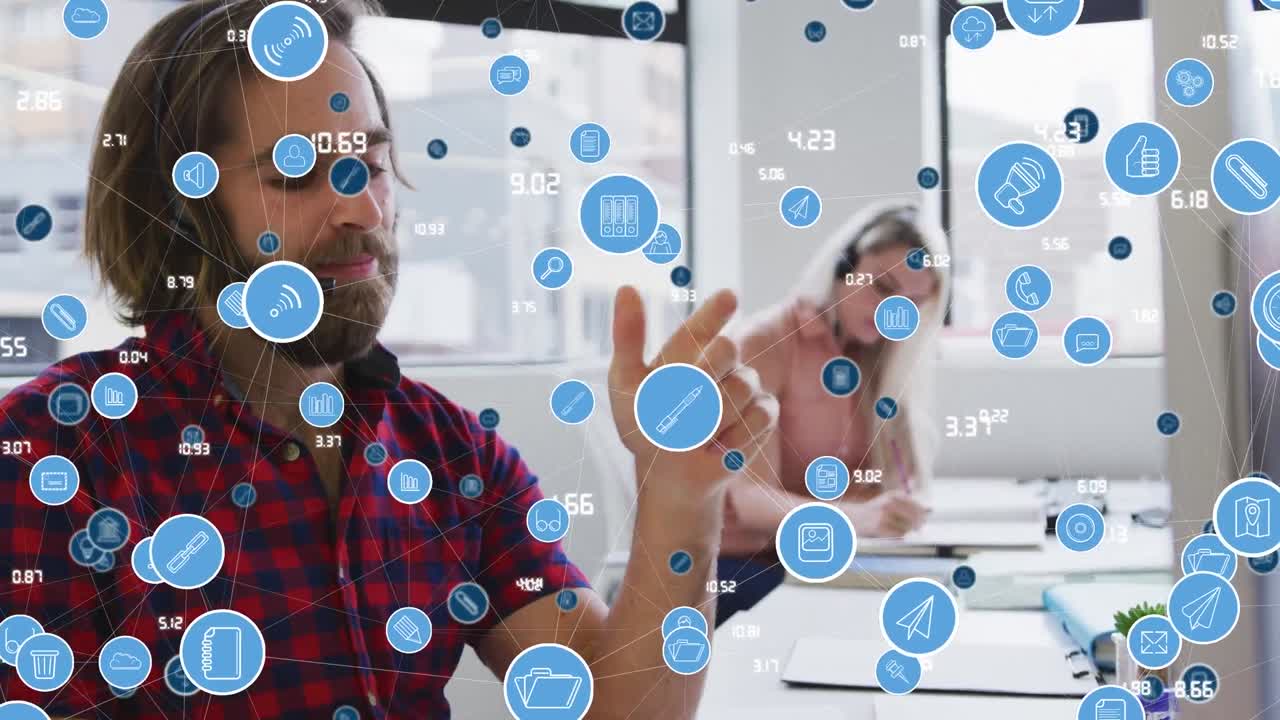 animación de la red de iconos de comunicación sobre el hombre usando auriculares y computadora hablando en la oficina