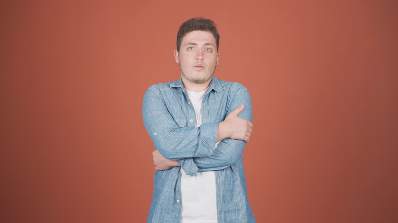 카메라를 보는 사람의 반응에 대한 두려움. 겁쟁이 사람.