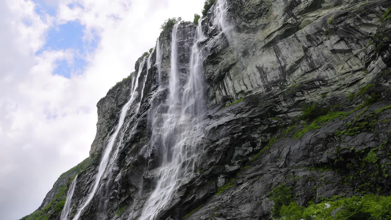 el fiordo de geiranger, la cascada de las siete hermanas, la hermosa naturaleza, el paisaje natural de noruega.