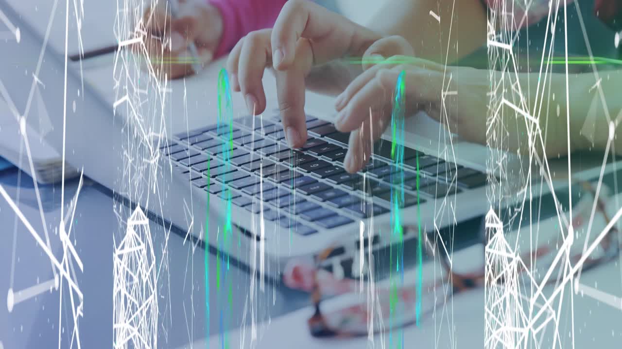 노트북을 사용하는 다양한 비즈니스 사람들에 대한 연결 네트워크의 애니메이션