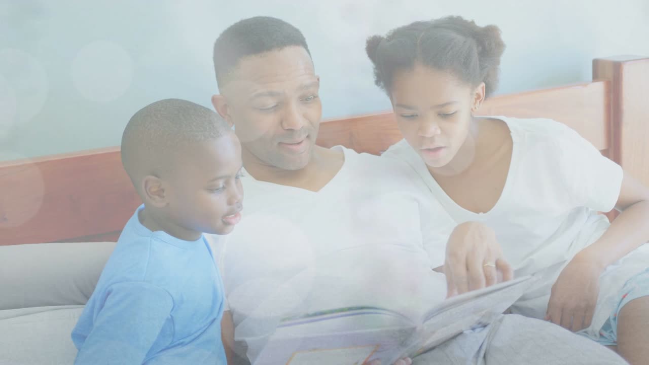 Papà che tiene un libro aperto narrando, sfogliando le pagine e guidando i bambini nell'educazione, con una sovrapposizione sfocata che svanisce