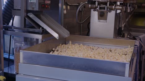 cámara lenta de una máquina de palomitas de maíz que hace palomitas de maíz