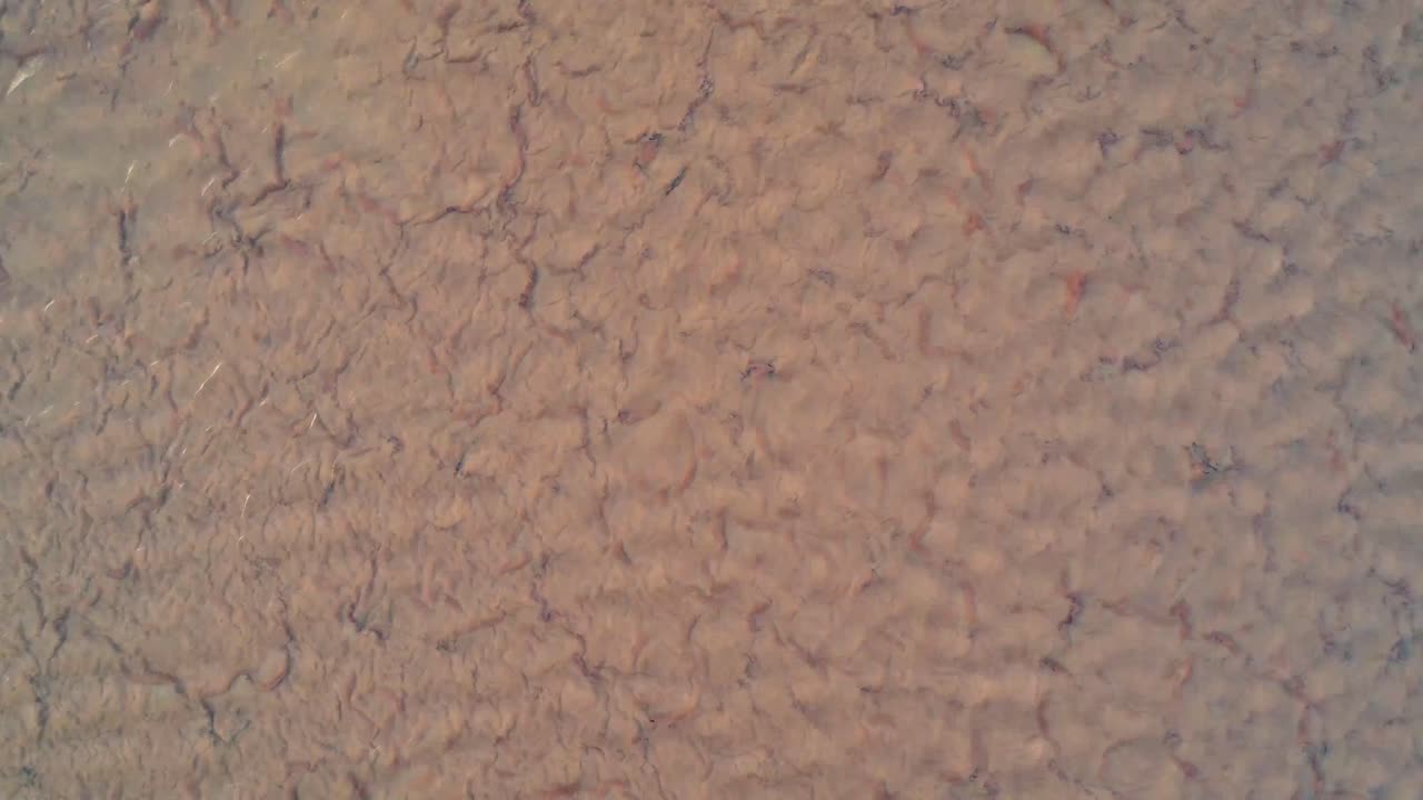 소금 호수에 물 잔물결