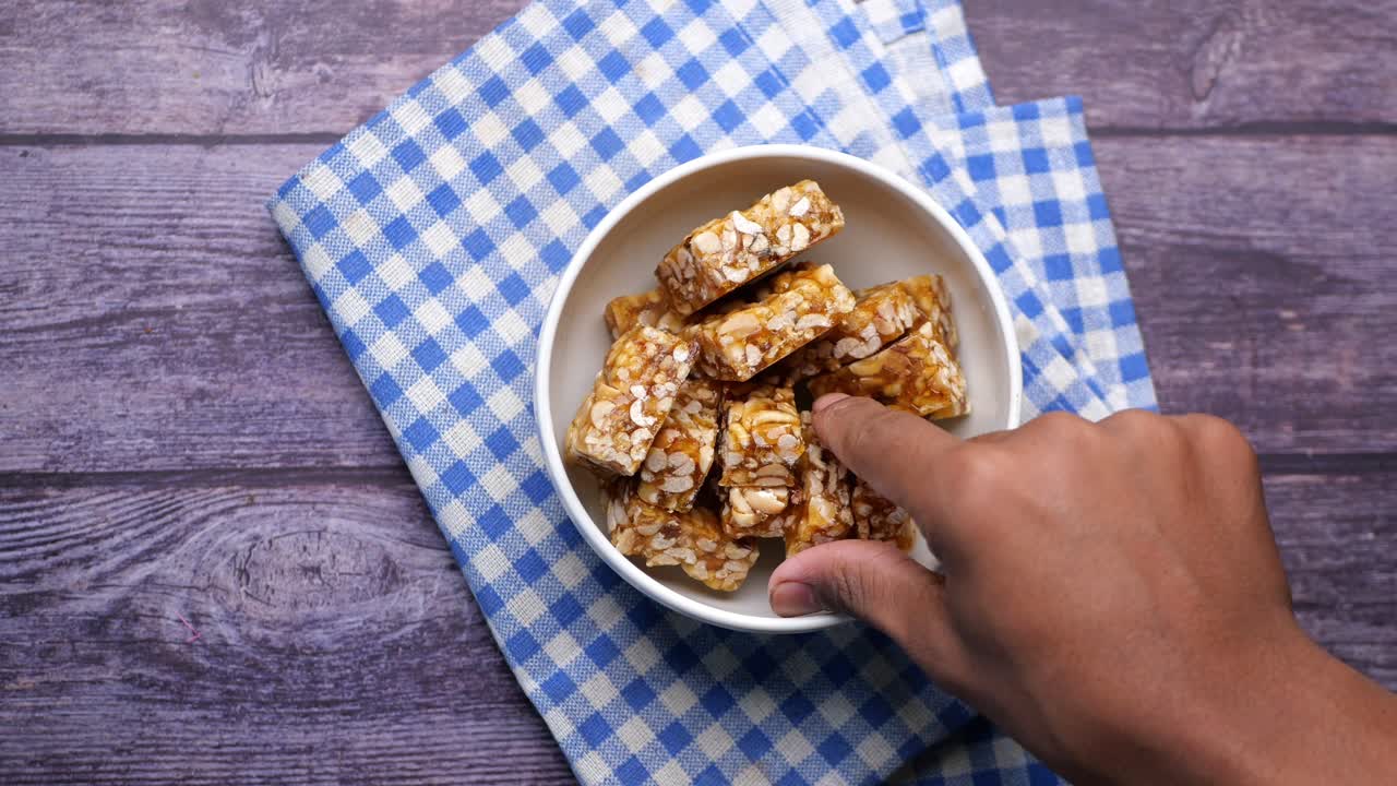 Peanøtter, søtt godteri på bordet