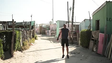 Hombre-Realizando-Ejercicios-De-Estiramiento-En-La-Calle