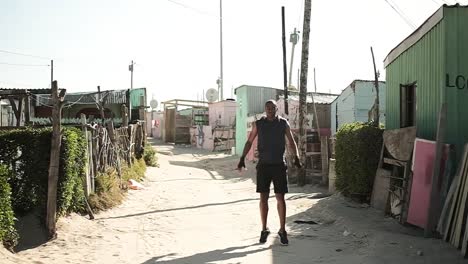 hombre realizando ejercicios de estiramiento en la calle