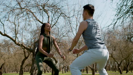 Gente-Haciendo-Deporte-En-El-Bosque