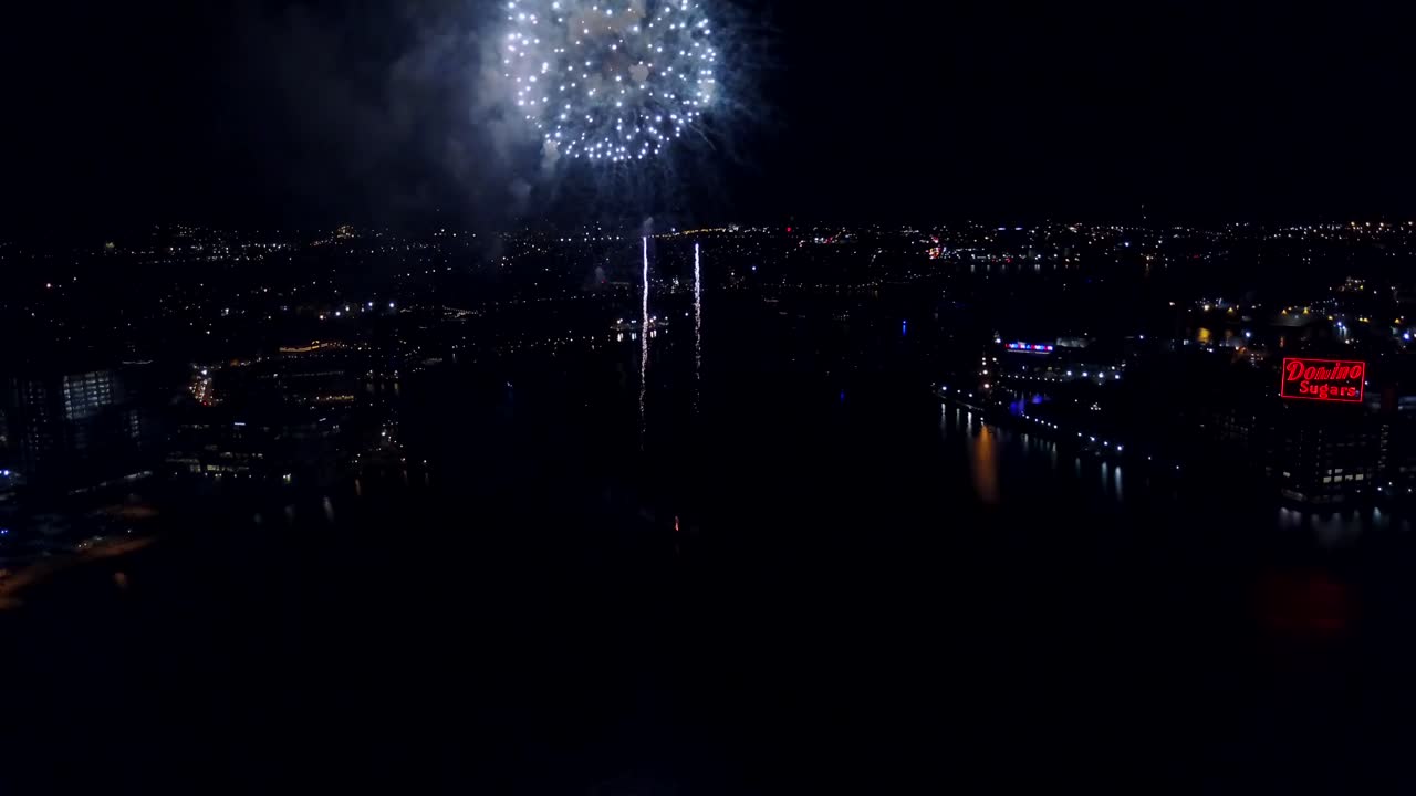 imágenes de drones de fuegos artificiales del 4 de julio puerto interior de baltimore