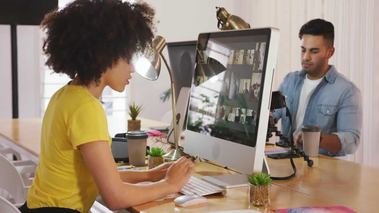 dos colegas que trabajan en la oficina creativa