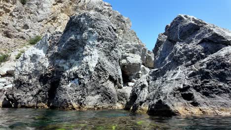 Una-Vista-De-La-Costa-Rocosa-En-Sudak,-Crimea,-Rusia-En-Un-Día-Soleado.