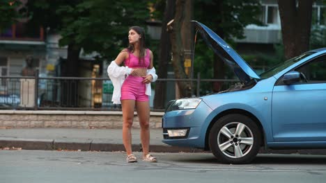 mujer con coche averiado