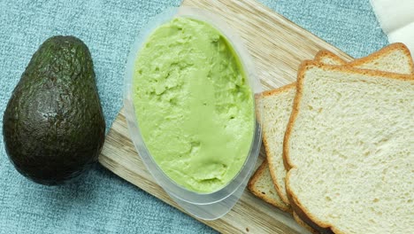 aguacate esparcido en una tabla de cortar ,