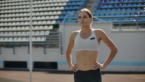 retrato en cámara lenta de una mujer hermosa corriendo por las gradas del estadio con respiración profunda concentrada y motivándome a mí misma y a la conciencia para la carrera. descartar emociones innecesarias y sintonizar para ganar preparándose para la carrera