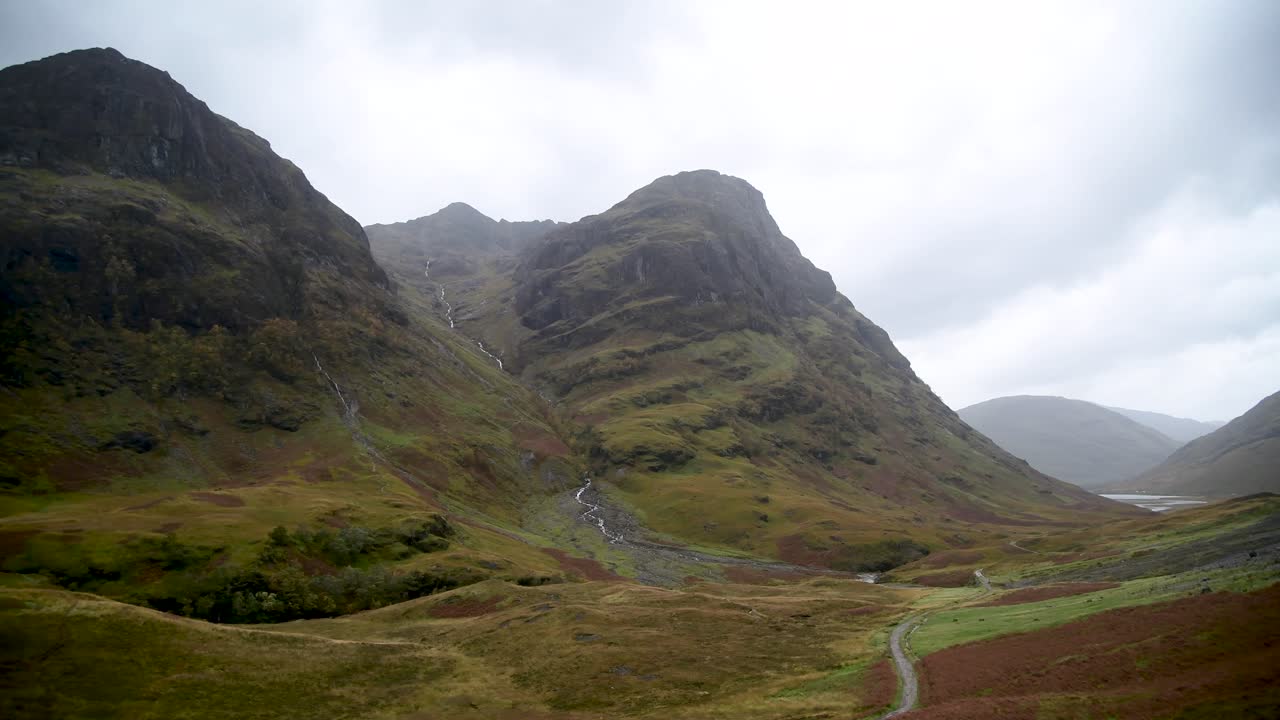 스코틀랜드 고지대에서 하이킹 트랙과 폭포가 있는 큰 산맥의 180도 전망