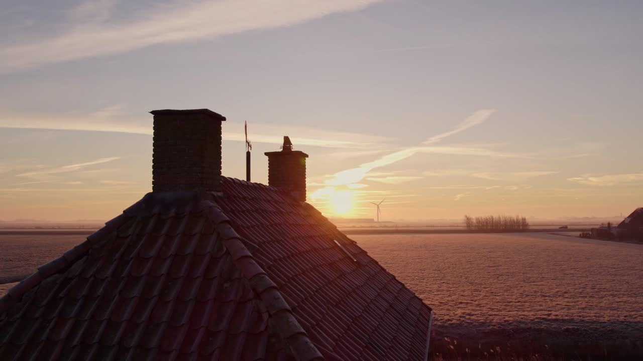 Lever de soleil coloré sur le moulin Babuurster Molen de Tjerkwerd, la prairie