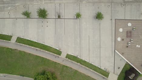 Top-down-left-to-right-aerial-the-square-next-to-the-Wawel-Castle-in-Cracow