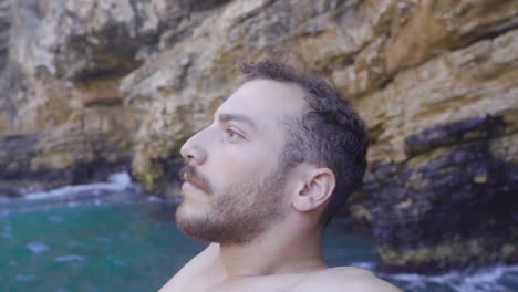 joven en el mar.