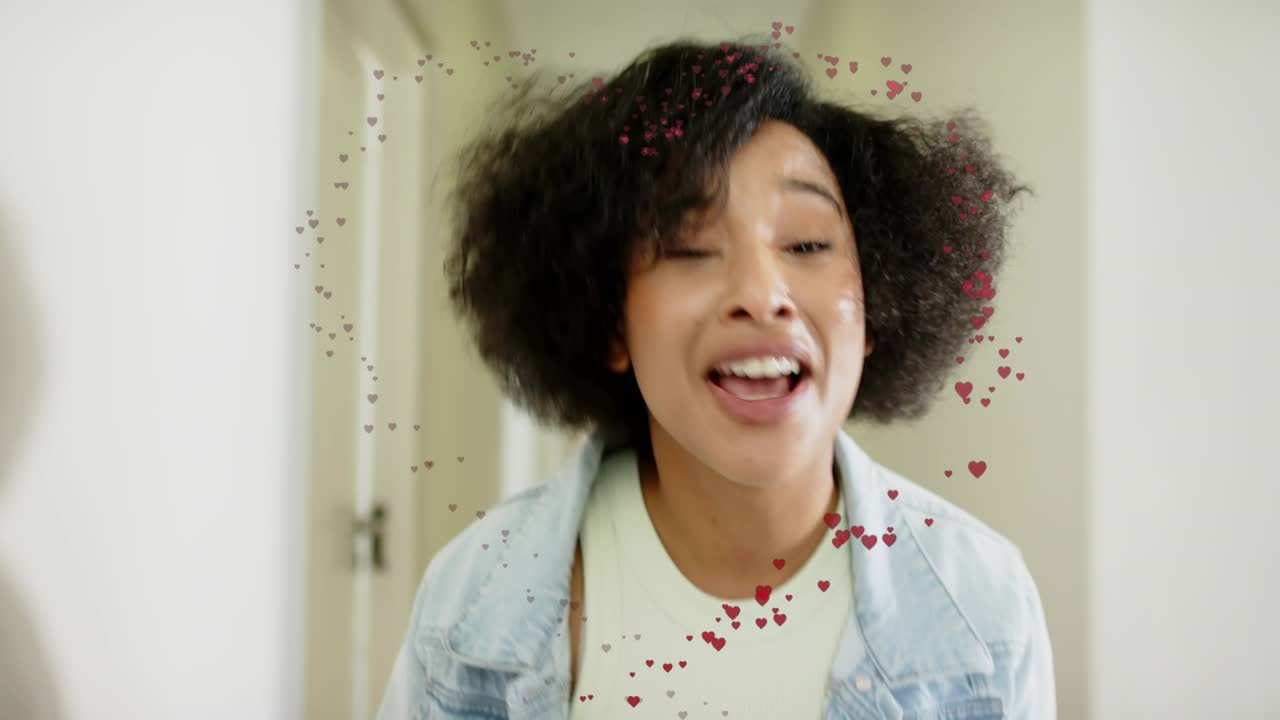 Donna in corridoio sorridente che canta mentre cuori animati appaiono da sinistra, creando contenuti social