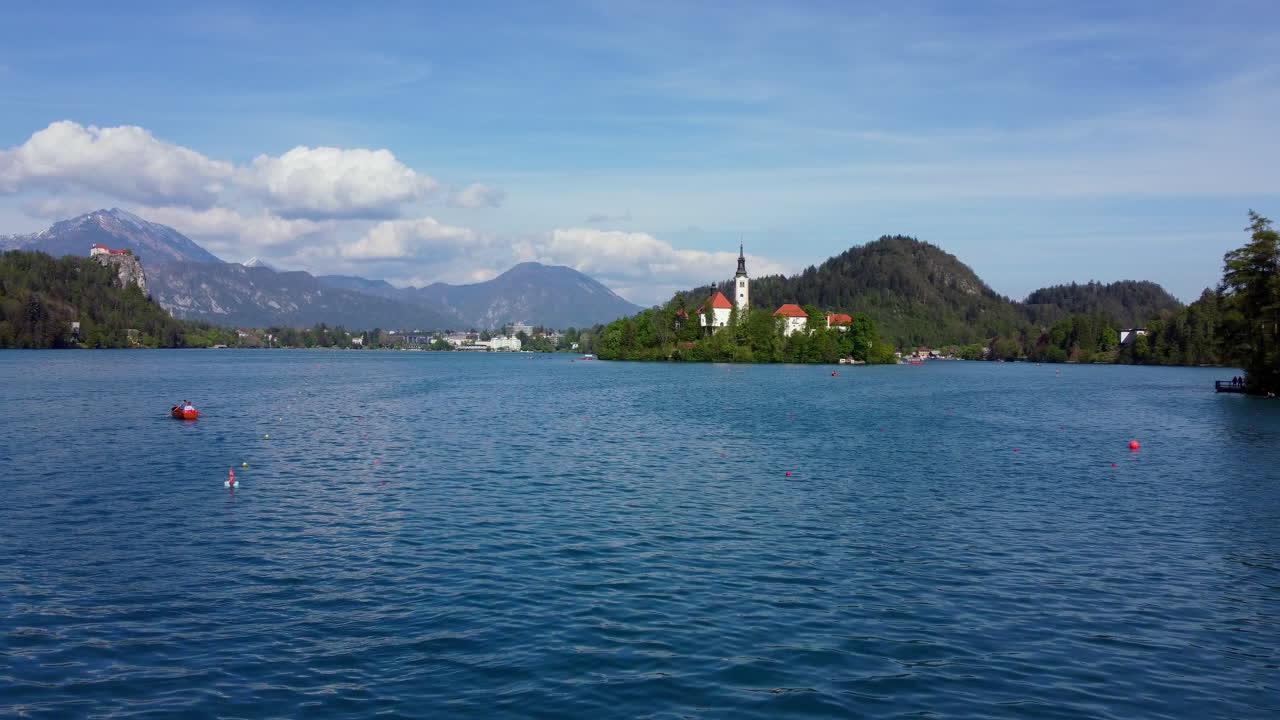 una foto de un avión no tripulado volando del lago bled, eslovenia