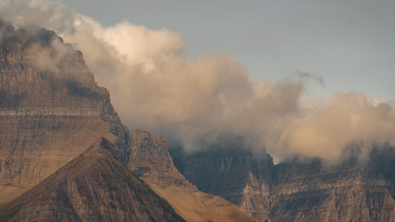 lapso de tiempo, picos de montañas rocosas y acantilados escarpados bajo formaciones móviles de nubes, paisaje de gran altura en la luz del sol dorada