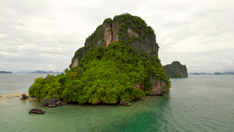 vista aérea de las idílicas islas tropicales de koh pakbia en krabi, tailandia