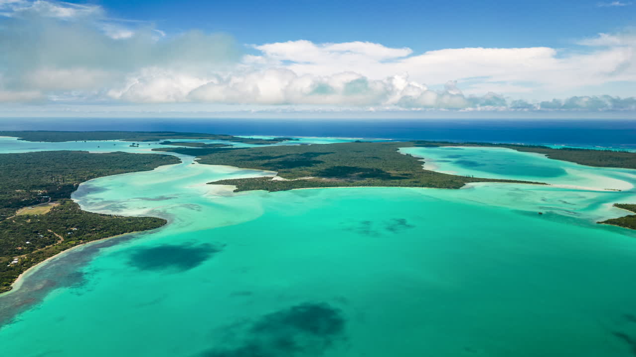 las nubes se desplazan en el cielo proyectando sombras sobre la bahía de san mauricio y la bahía de san josé en la isla de los pinos - hiperlapso aéreo
