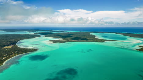 le nuvole si spostano nel cielo gettando ombre sulla baia di saint maurice e sulla baia di saint joseph nell'isola dei pini - hyper lapse aereo