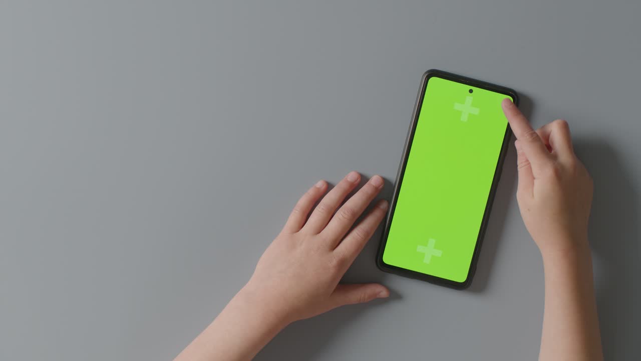 초록색 화면에 스크롤하는 아이의 오버헤드 스튜디오  ⁇  휴대 전화 3