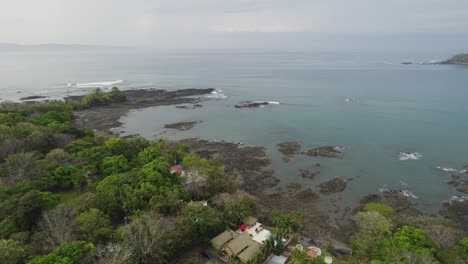 Pequeño-Pueblo-De-Pescadores-Local-En-La-Costa-De-Panamá,-Santa-Catalina.