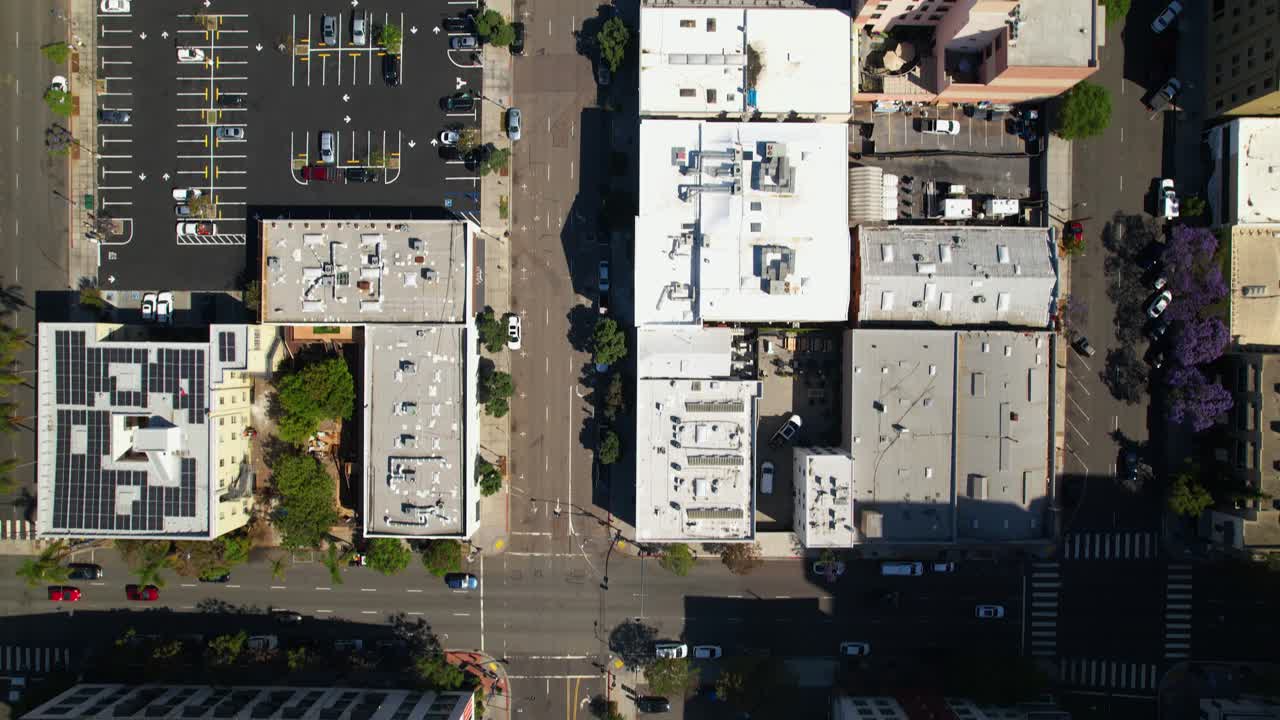Drone flyver over centrum af San Diego kl. 9 om morgenen med kameraet pegende nedad, der fanger aktive morgenbyliv og bevægelse.
