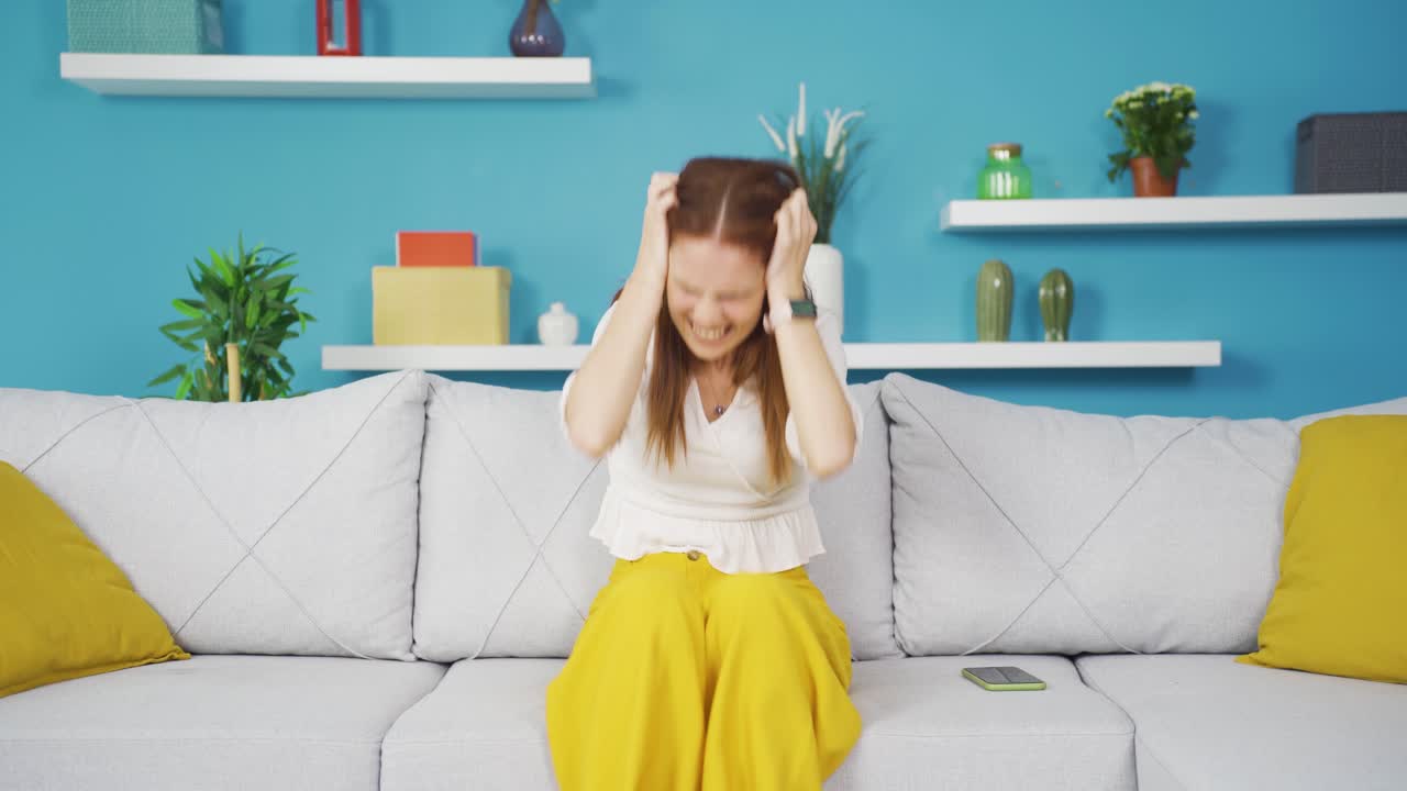 신경 ⁇ 약을  ⁇ 고 있는 젊은 여성은 화가 나고 기분이 좋지 않습니다.