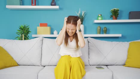 la joven que tiene una crisis nerviosa está enojada y no se siente bien.
