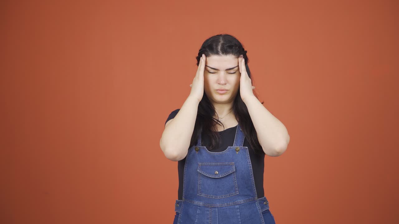 una mujer con dolor de cabeza.