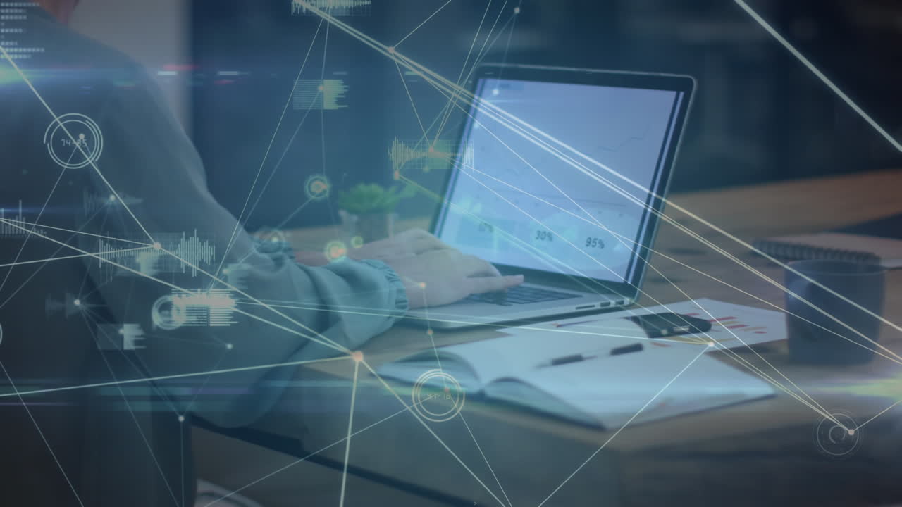 animación del procesamiento de datos sobre una mujer de negocios caucásica que usa una computadora portátil