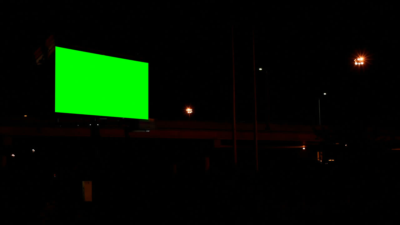 cartelera vacía con pantalla verde de clave de croma en la noche 4k