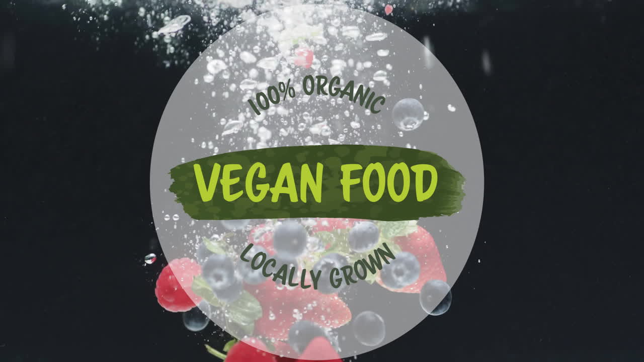 Animazione del testo "cibo vegano" su sfondo di frutta che cade nell'acqua