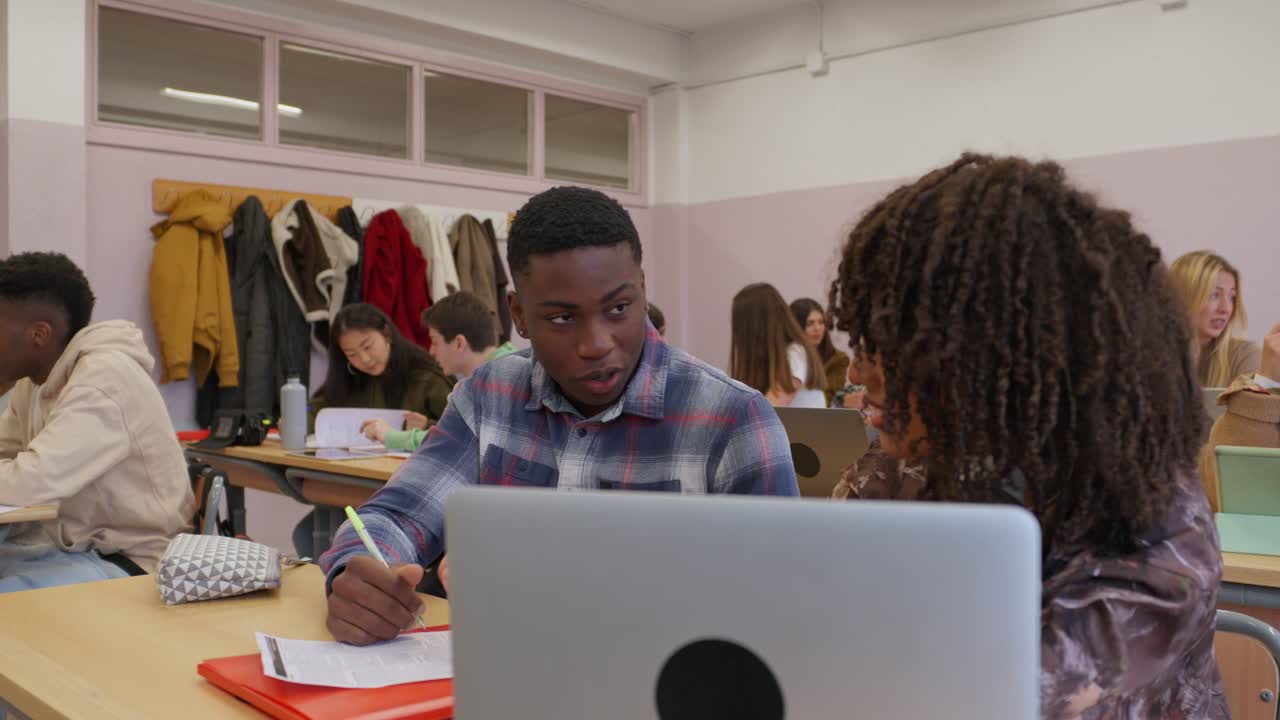 estudiantes que colaboran en un aula