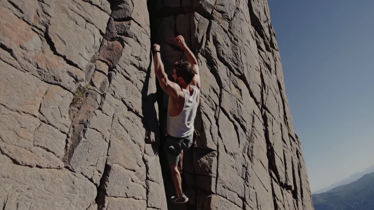 hombre de escalada en roca