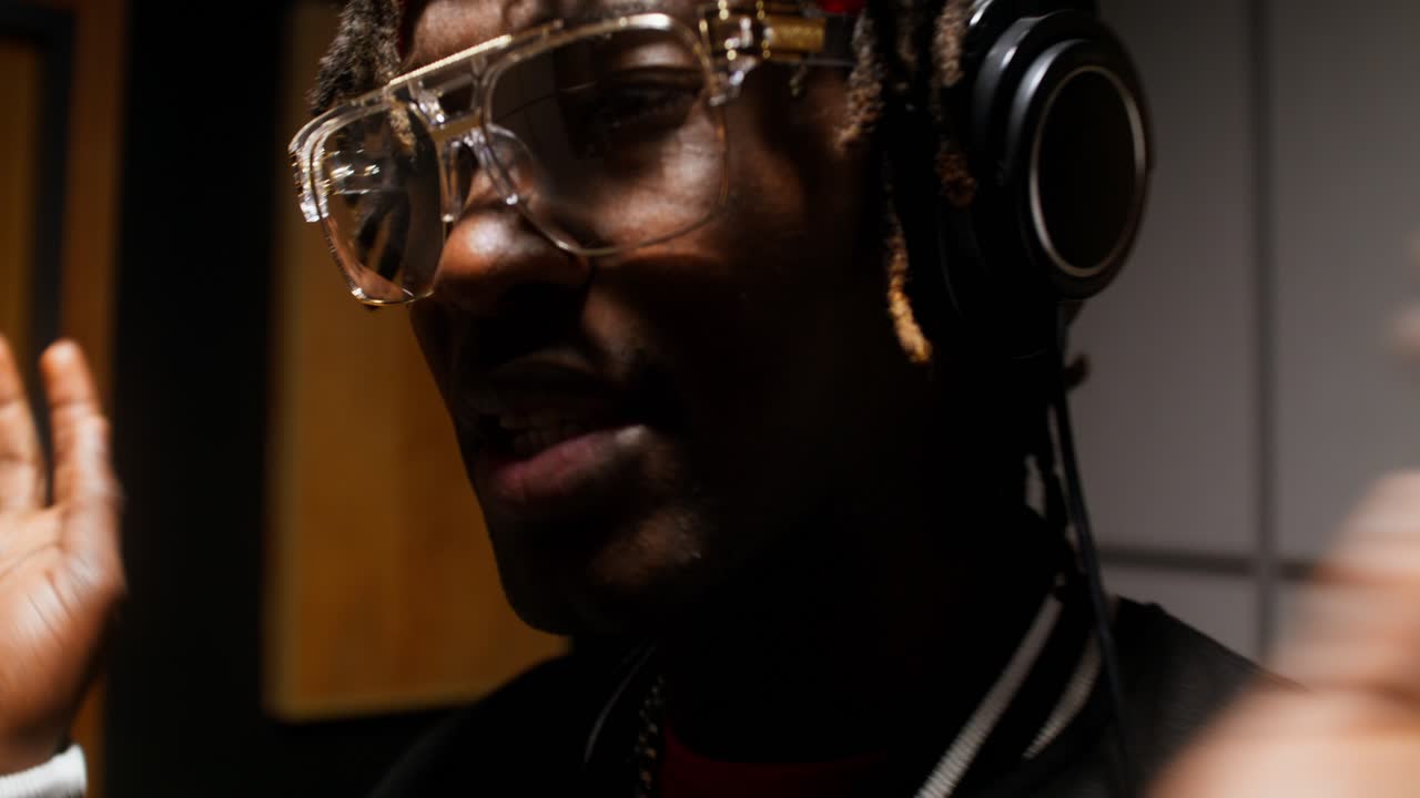 artista de grabación en el estudio