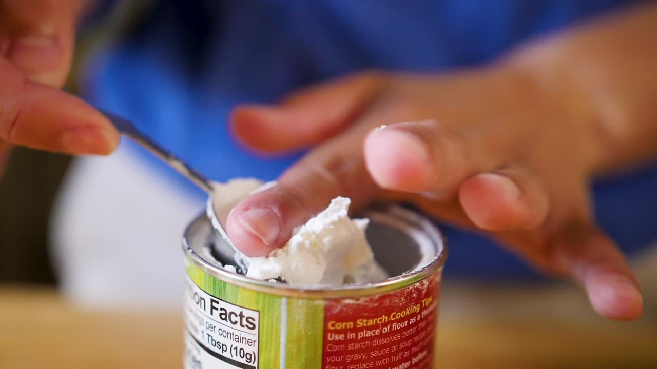 베이킹을 위해 옥수수 전분 측정을 닫습니다.