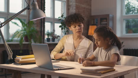 madre e hija estudiando juntos en casa