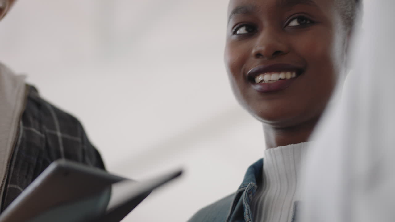 personas de negocios creativas que usan computadoras tablet digitales que se reúnen para discutir datos que intercambian ideas para proyectos que disfrutan del trabajo en equipo en el lugar de trabajo de la oficina de inicio