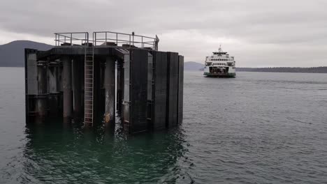 un ferry solitario se acerca a la terminal, cielos nublados oscuros en la distancia