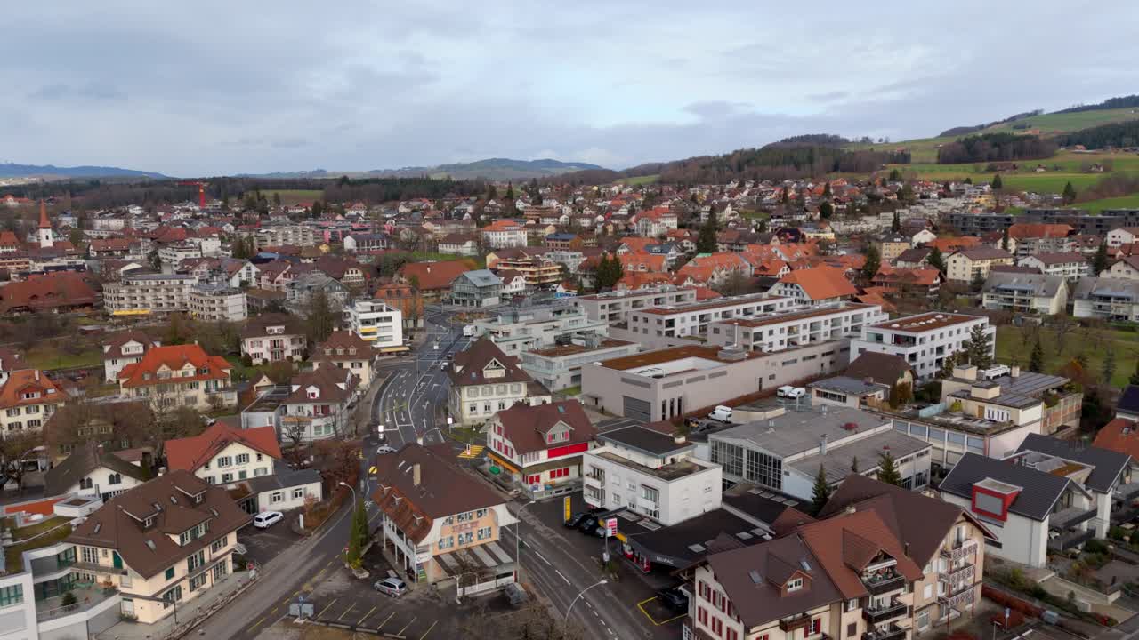 ciudad suiza con edificios y carreteras, cielo nublado, vista aérea