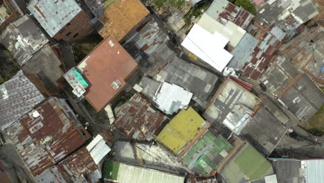 vista de arriba hacia abajo de personas reales que viven en la pobreza extrema