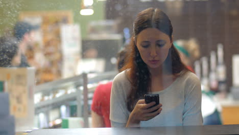 Frau-Tauscht-Im-Café-Nachrichten-Auf-Dem-Handy-Aus