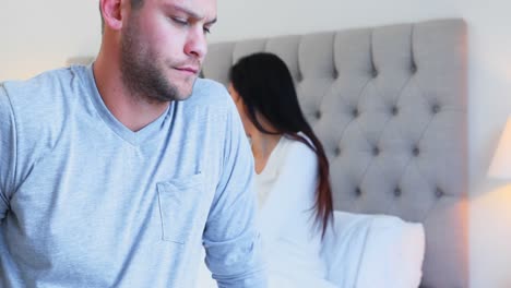 pareja ignorándose el uno al otro en la cama 4k