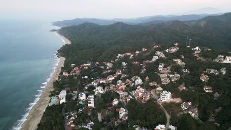 Luftdrohne-Fliegt-über-Dem-Küstendorf-Sayulita-Beach-In-Mexikanischen-Grünen-Dschungelhügeln,-Weißem-Sand-Und-Unberührter-Blauer-Meereslandschaft-Im-Lateinamerikanischen-Pazifik