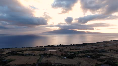 Volando-Sobre-Lahaina-Hacia-La-Isla-Lanai-Durante-La-Puesta-De-Sol-En-El-Océano